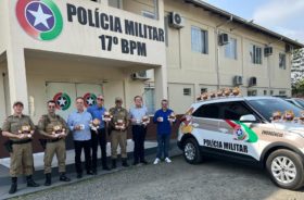 Mascotes símbolo de resistência às drogas e violência entregues ao 17º Batalhão da PM
